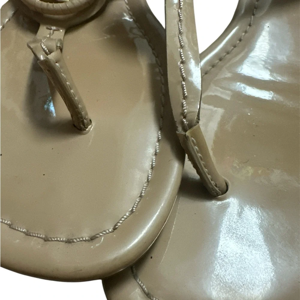 Tory Burch Thong Sandal Nude Patent Leather & Gold Emblem size-7.5